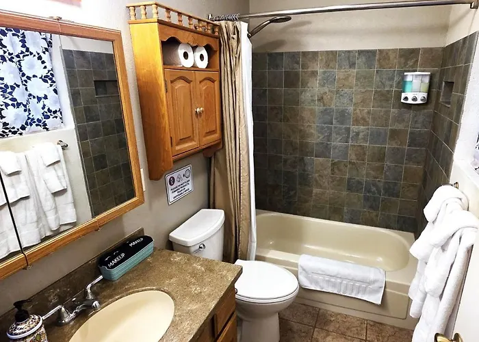 Hot Tub, Pool Table, Swing Sets, Theater, Kayaks *